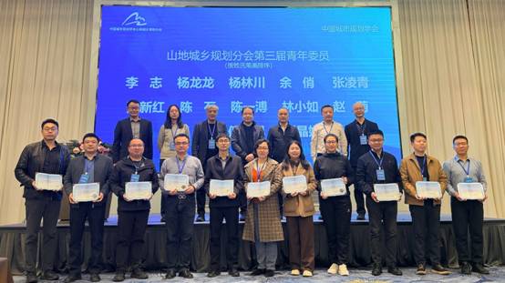 一群人站在台上AI 生成的内容可能不正确。